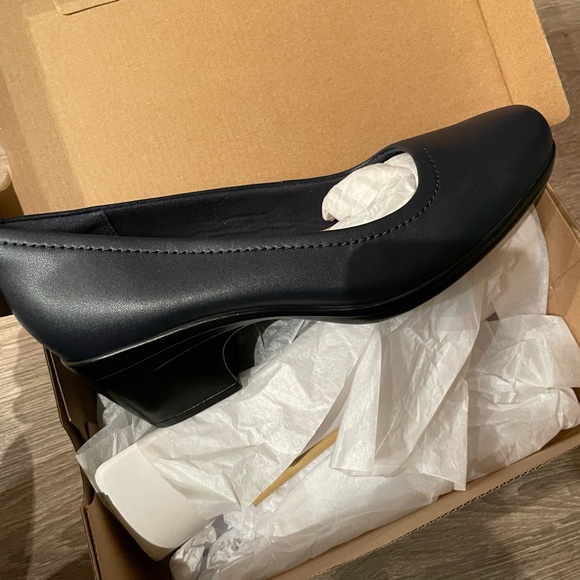 SOLE TO SOUL FOOTWEAR - CLARKS WOMENS EMILY BELLE PUMPS - Picture 2 of 7